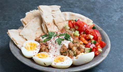  Ful Medames: Indulge in this Rich and Hearty Egyptian Breakfast Treat Overflowing with Flavorful Aromatic Herbs and Spices!