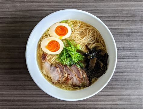  Hakata Ramen: A Bowlful of Umami Dreams Meets Silky Noodle Perfection!