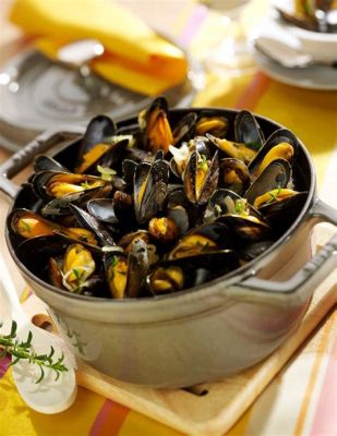 Moules Marinières: A Symphony of Briny Bliss and Herbaceous Delight!