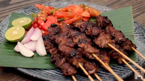 Sate Maranggi? A Symphony of Smoky Char and Tangy Sweetness Unleashed on Your Taste Buds!