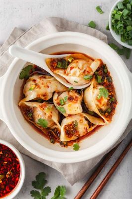  Spicy Wontons in Chili Oil: A Symphony of Umami and Sizzling Heat That Will Transport Your Taste Buds to Urumqi!