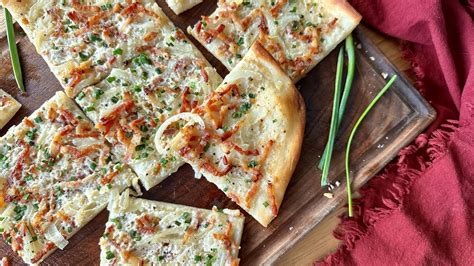  Tarte Flambée: Experience the Sweet and Savory Symphony on Thin, Crispy Dough!