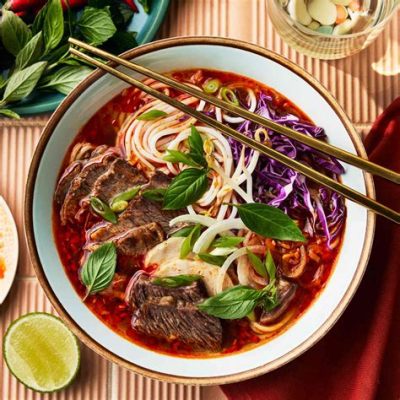  Bún Bò Huế: A Spicy Symphony of Beef Broth and Aromatic Herbs!