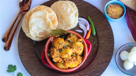  Luchi Aloo: A Crispy Delight Meets Comfort Food Perfection!