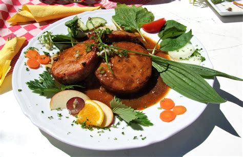  Pfälzer Saumagen: A Culinary Symphony of Savory Meats and Fragrant Spices Encased in a Delectable Pork Stomach